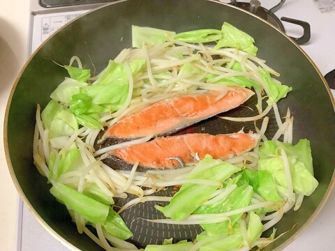 鮭と一緒に野菜炒め